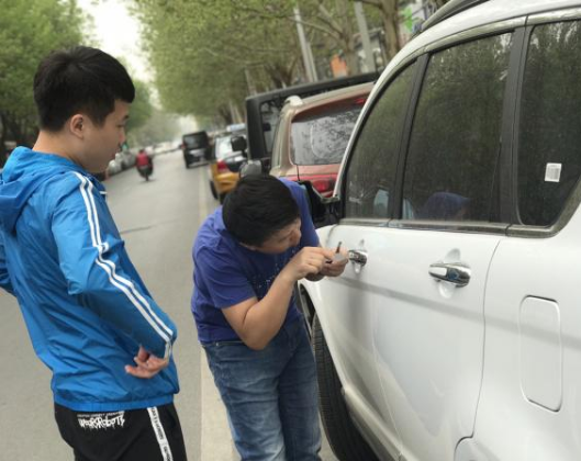 桐梓開汽車鎖-- 桐梓縣名城汽車鑰匙開鎖換鎖店