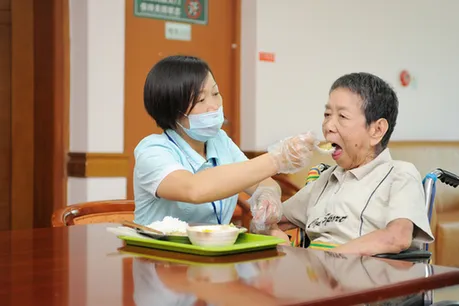 麻城養(yǎng)老院哪家好如何做到失能老人的進食護理-- 麻城紅墻家政養(yǎng)老公寓