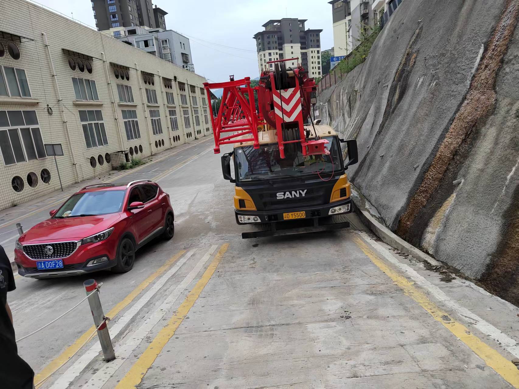 在奉節租吊車的這個過程中應該注意什么-- 重慶海紅吊裝有限公司