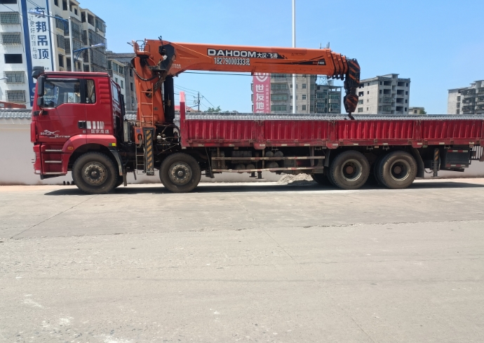 吊車操作人員必須小心駕駛，遵守交通規(guī)則和指示。-- 上高縣海義明機(jī)械租賃有限公司