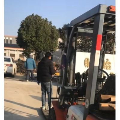 叉車在裝卸貨物移動時如何防止貨物側(cè)