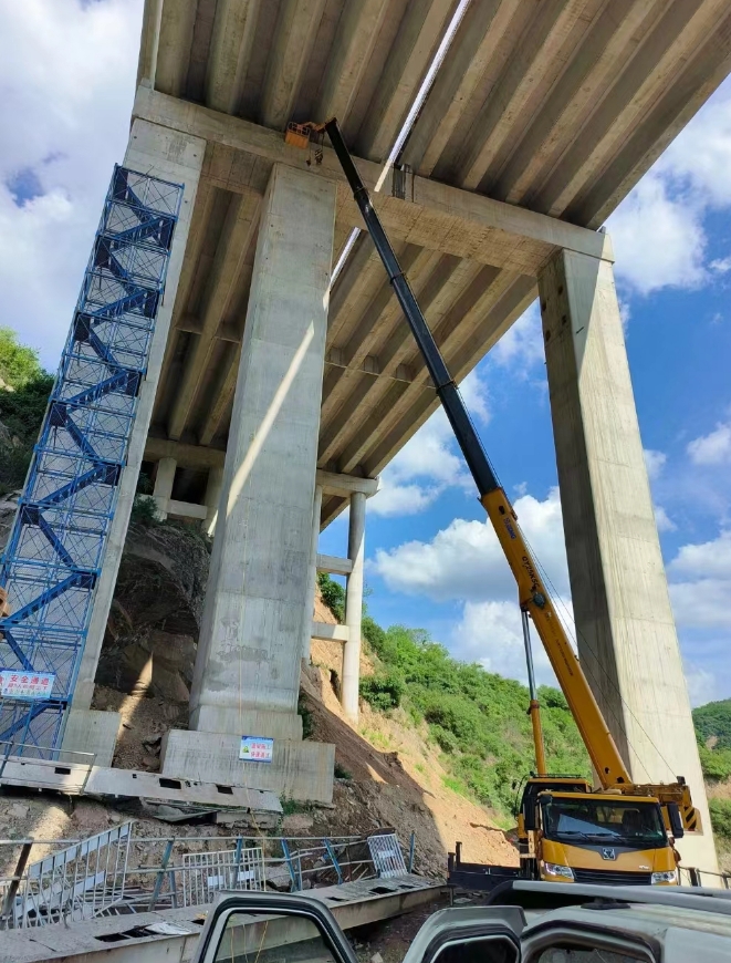 吊車在進行大型管道吊裝時怎樣進行固定和保護？-- 華亭市暢速吊裝服務(wù)中心