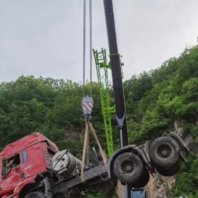 在大型商場(chǎng)建設(shè)中，吊車吊裝怎樣避免