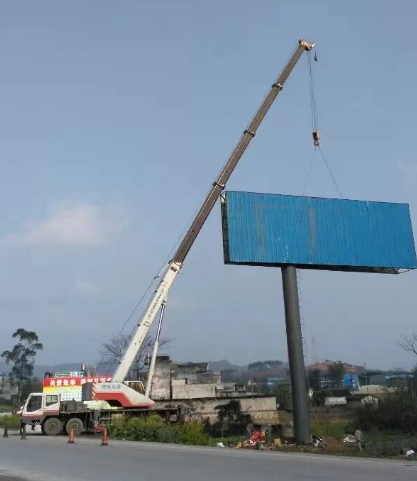 折臂吊在高層建筑施工中有哪些獨特優勢？-- 平果騰達吊車吊裝服務有限公司