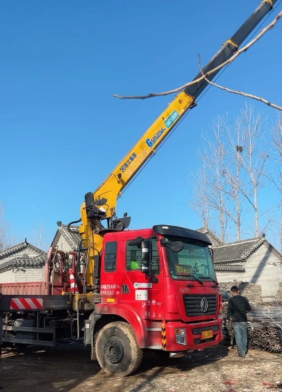 您正在為找不到高性價比隨車吊出租而煩惱嗎？-- 廣西浦北縣東成吊裝服務有限公司