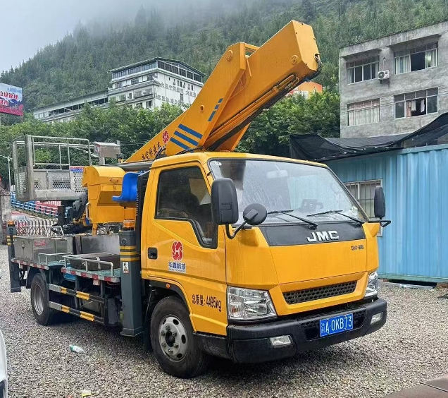 高空作業車在建筑維護中起著怎樣的作用？-- 巫山縣泓升勞務有限責任公司