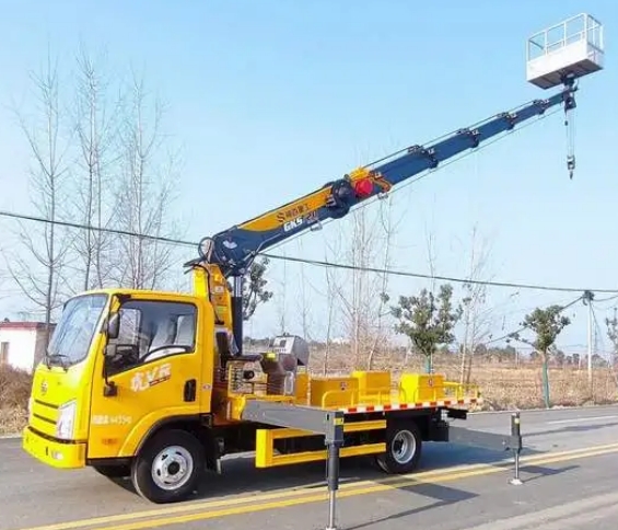 高空作業(yè)車出租能否保障高空施工安全無憂？-- 大邑縣眾捷吊裝吊車出租公司