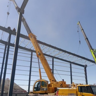 你知道吊車在建筑施工現場發揮的作用