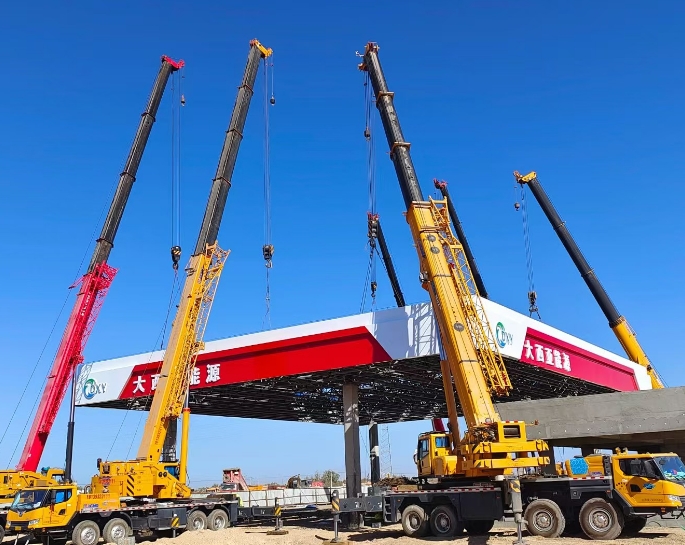 大型加油站的搭建為何同時需要多臺吊車配合吊裝才行？-- 新疆大業工程設備服務有限公司