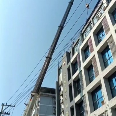 搭建舞臺設施需要租用吊車來協助搭建