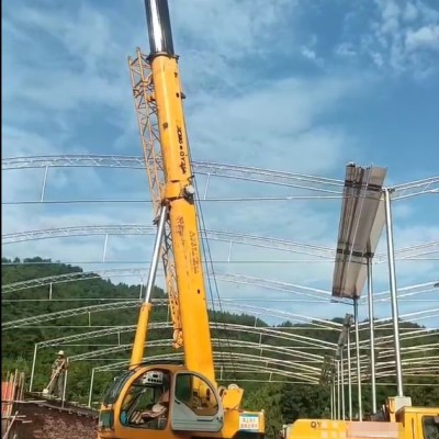 對于超高建筑物的吊運作業(yè)，哪種吊車