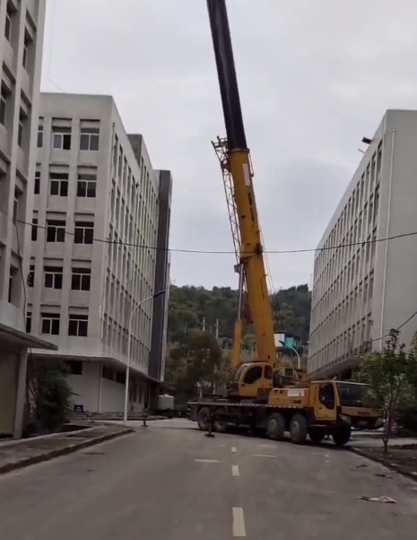 吊車在狹窄場地作業導致吊裝難度增加需要增加費用嗎？-- 六安市金寨縣揚鴻吊車出租中心