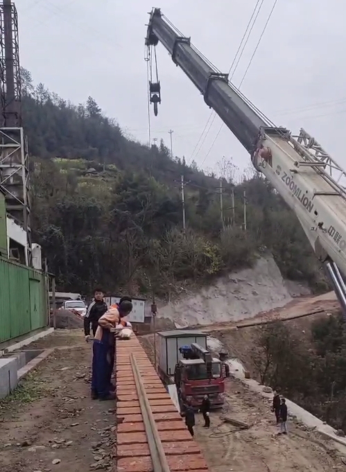 吊車吊運物品放置位置偏差造成返工，損失應由誰承擔？-- 六安市金寨縣揚鴻吊車出租中心