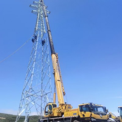 阿勒泰當地的道路限高限寬，對吊車的