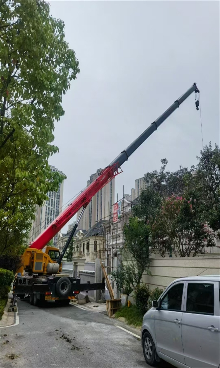 舞鋼市不同區(qū)域施工，咱的吊車隨車吊能靈活應對嗎？-- 河南舞鋼市杰英吊車出租服務中心