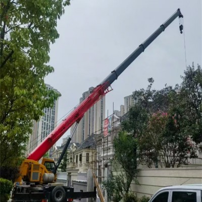 舞鋼市不同區(qū)域施工，咱的吊車隨車吊