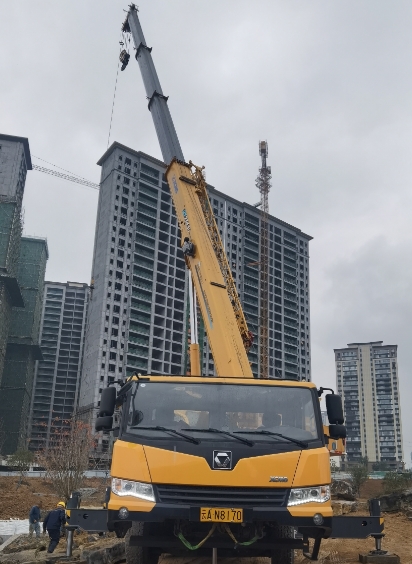 隨車吊如何在狹小空間完成高難度吊運？秘密揭曉！-- 云南力巨山河工程機(jī)械租賃有限公司